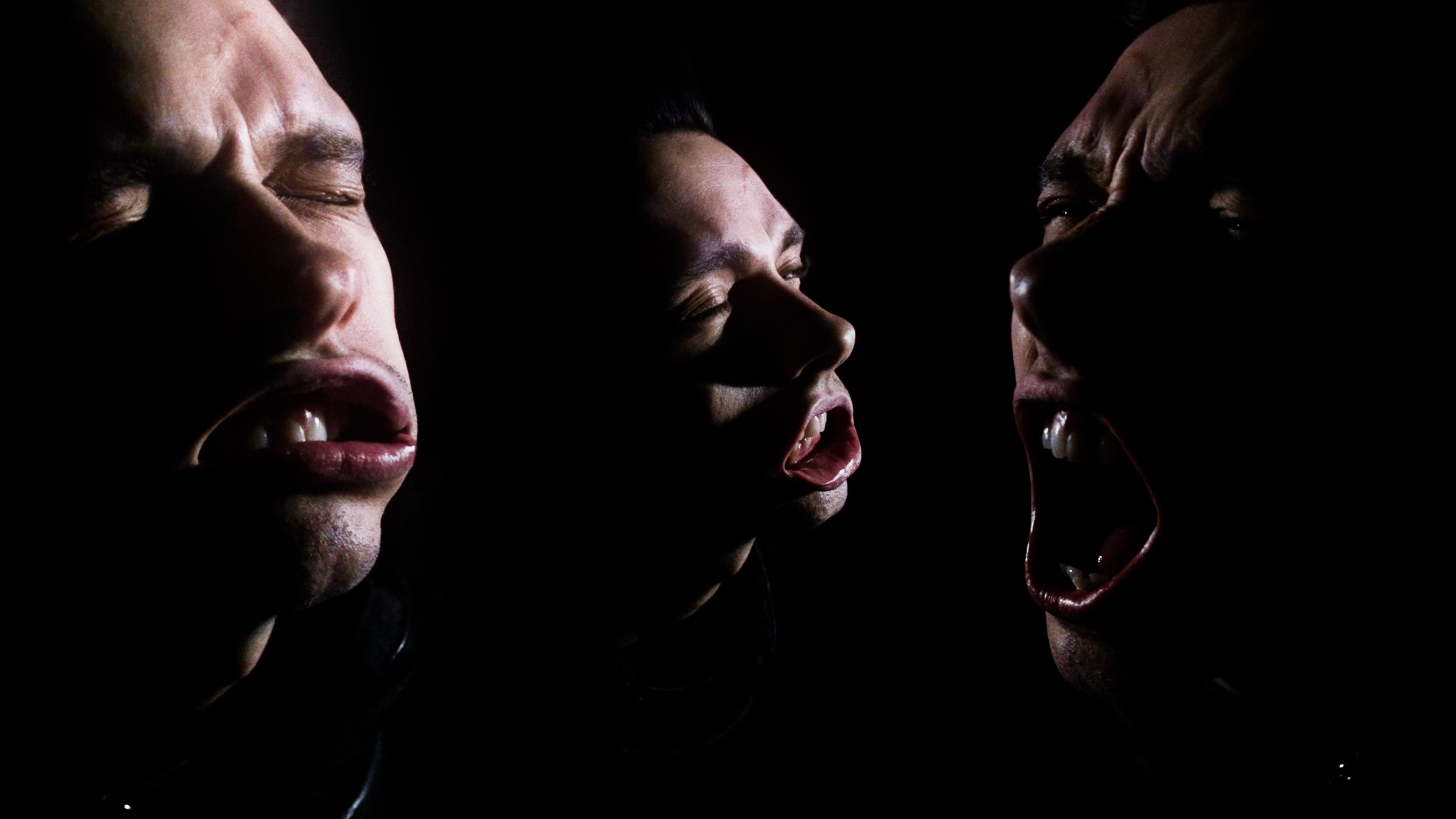 Trois visages de profil dans le noir, bouches ouvertes, éclairés par une lumière dure venue d'en face.